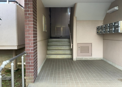 【エントランス】 | パークサイド南大沢 | マンションのエントランスには、もともと風よけや防犯の役割がありますが、マンションによって宅配ボックスなどの設備が備わっている所もあります。日々の生活をイメージしながら生活しやすさをチェックしましょう。