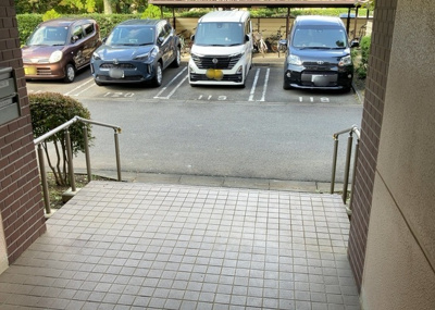 【ロビー】 | パークサイド南大沢 | ラウンジは、マンションの共用スペースに椅子やテーブルなどを配置した利用者が寛げる空間です。屋内型ラウンジと屋外型ラウンジがあります。共用部分の管理状況と合わせて、詳細については現地でご確認ください。