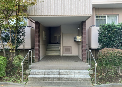 【受付】 | パークサイド南大沢 | 受付はマンションコンシェルジュがいる場合もあれば、管理人が滞在する小部屋を総称して呼ぶことがあります。主にエントランスに設置されていることから、防犯面でも期待ができます。防犯設備がない場合はより安心！