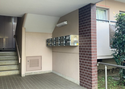 【設備】 | パークサイド南大沢 | エントランス付近に設置されている集合ポストは、住んでいる部屋と離れているため、ポストをあさるなど誰かに何かされていても被害に気づきにくいです。入居する時には他人に特定されにくい番号で鍵をかけましょう！