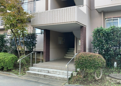 【ロビー】 | パークサイド南大沢 | ロビーというと、エントランスと何がちがうの？と思いますよね。実はロビーとエントランスには明確な決まりはありません。物件によっては、エントランスを入って広がるある程度の広さのある空間がロビーとなります。