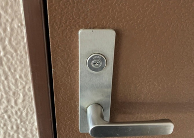 【防犯設備】 | パークサイド南大沢 | 室内の防犯設備もチェックしましょう！モニター付きインターホンが設置されているか、防犯シャッターが設備されているか、ベランダに人が上がってきにくい高さかなどチェックしておくと入居後も安心できるでしょう。