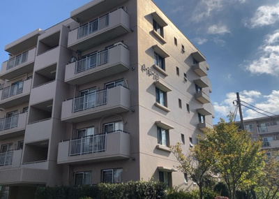 【外観】 | パークサイド南大沢 | 隣家の土地はどうなっているのか、生活利便施設が近くにあるのか、学校まで近いかなど、お客様のライフスタイルにあわせたイメージが重要です。また、近くにあると困る施設が近くにないかも確認するといいでしょう。