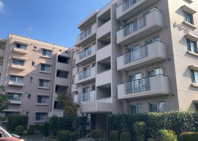 【外観】 | パークサイド南大沢 | 眺望の良さを楽しめるダイニングキッチンで家族団らんの時間を過ごしてはいかがでしょうか。バルコニーから見える景色を家族で眺める時間は、時間が経つのを忘れてしまいそうですね。是非、現地を見に行きましょう！