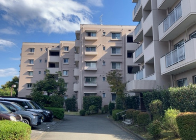 【現況写真】 | パークサイド南大沢 | 道幅が広い場所は日当たりや風通が良好です。幅が広いのですれ違いも可能ですし大きな車でも駐車可能！一方で、大型車が通ることも多くなるため交通量の増加により騒音に繋がります。また土地の値段が高くなります。