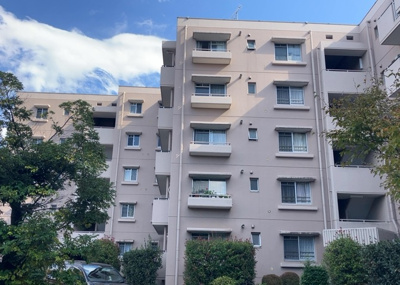 【外観】 | パークサイド南大沢 | ＲＣ造、Reinforced Concreteは直訳すると補強されたコンクリートです。主に柱や梁・床・壁が鉄筋とコンクリートで構成おり、鉄筋を組んだ型枠にコンクリートを流し込んで固めたものを指します。