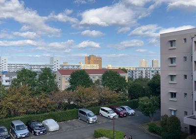 【展望】 | パークサイド南大沢 | 眺望を気にして物件を探す場合、前面に建物が建っていないか現地で確認しましょう！前面に建物があると景色はもちろん、日当たりや風通しにも影響が出てきます。住んだ時のことを想像しながら現地見学をしましょう。