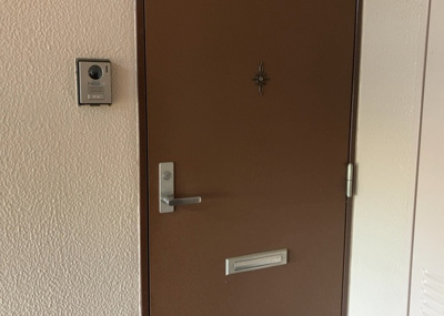 【玄関】 | パークサイド南大沢 | 玄関は家の顔でもあり、家族以外の目にも止まる場所です。玄関は外との間を仕切る扉、靴などをしまっておく収納スペース、靴脱ぎのたたきスペース、来客とのやり取りをするドアホンなど複数のアイテムからなります。