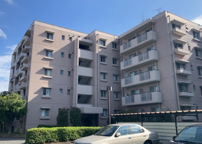 【外観】 | パークサイド南大沢 | 外観はマンション管理がされているかの目安になります。築年数が古いと、壁面は劣化してひび割れが生じることも！建物が古びていても細かいところが修繕されていると、きちんと管理されているなぁと感じるでしょう。