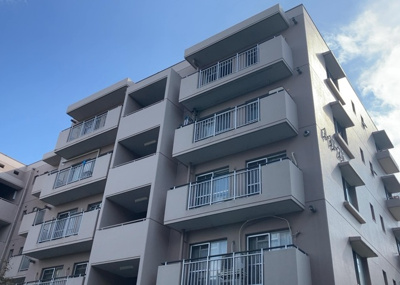 【外観】 | パークサイド南大沢 | 一般的なバルコニーは、奥行1.5ｍ程ですが、ワイルドバルコニーは2ｍまで広がっています。そのため洗濯物の間隔をあけ干すことができ、乾きやすいというメリットや、ガーデニングが楽しめる等の特徴があります。