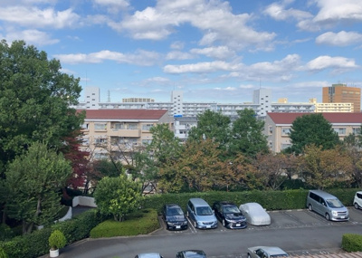 【展望】 | パークサイド南大沢 | 眺望の良さを楽しめるダイニングキッチンで家族団らんの時間を過ごしてはいかがでしょうか。バルコニーから見える景色を家族で眺める時間は、時間が経つのを忘れてしまいそうですね。是非、現地を見に行きましょう！