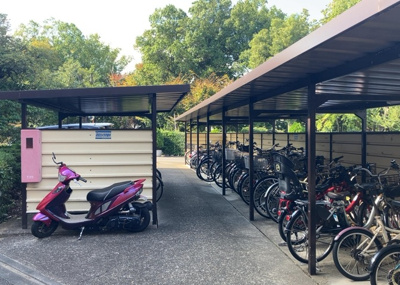 【駐車場】 | パークサイド南大沢 | 車一台あたりに必要なスペースは、標準サイズの普通自動車で横幅2m50cm、長さ5mは必要になります。ただし、乗降のことも考慮して横幅3m30cm、長さ5m50cmほどは確保できるところを選びましょう。