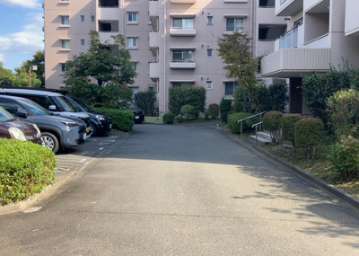 【駐車場】 | パークサイド南大沢 | 駐車場と明記されていても、最小スペースでつくられた駐車場だと大型車は駐車できなかったり、出入りしにくくなったりする可能性があります。お車のサイズと購入したい物件の駐車場のサイズを現地で確認しましょう。