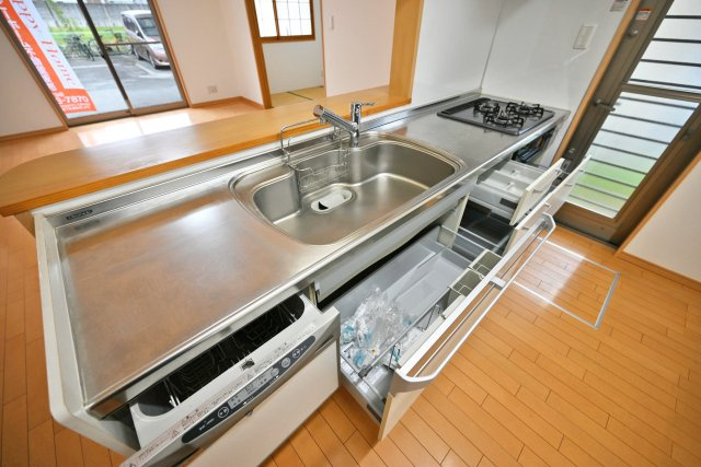 宝塚市中筋7丁目中古戸建｜4LDK+駐車1台可のキッチン|天板とワークトップ下の収納は満足のいくスペースが備わっています。 大きな鍋などもゆったりと収納いただけます。食洗機が備えられています。