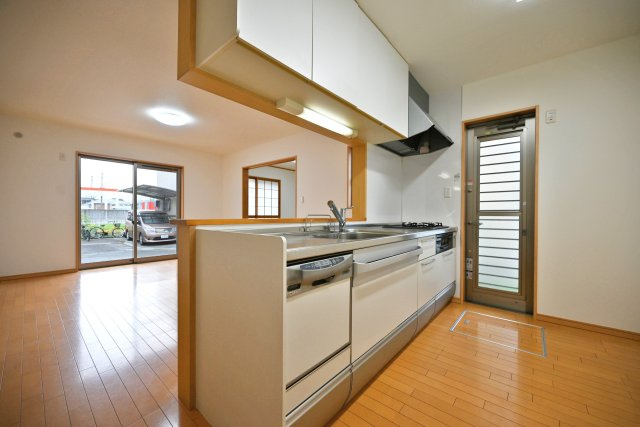 宝塚市中筋7丁目中古戸建｜4LDK+駐車1台可のキッチン|対面式キッチンは、小さなお子様のいるご家族もリビングの様子を見守りながらお料理出来て安心◎収納もたっぷりあるので、いつもすっきりと清潔な印象を保てます。