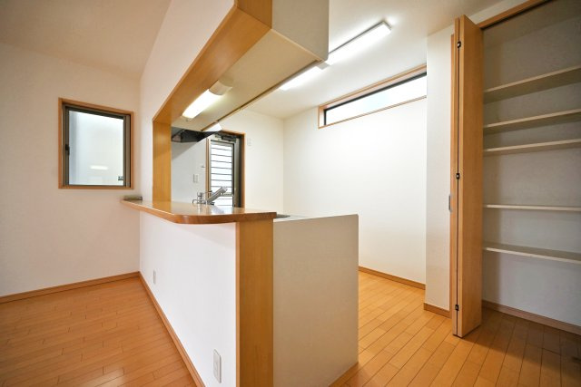 宝塚市中筋7丁目中古戸建｜4LDK+駐車1台可のキッチン|キッチンカウンターがあるので配膳や後片付けがラクに済みます。
可動棚収納が設けられているので、調味料や日用品など幅広く収納して頂けます。