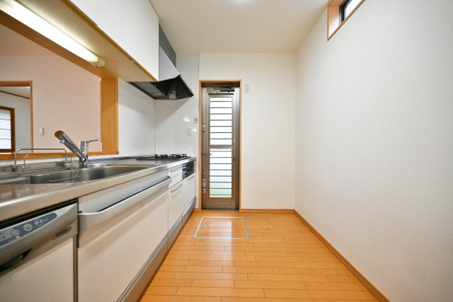 宝塚市中筋7丁目中古戸建｜4LDK+駐車1台可のキッチン|背面に冷蔵庫やカップボードを設置しても、複数人でキッチンに立っても窮屈感を感じることがない幅が確保されています。