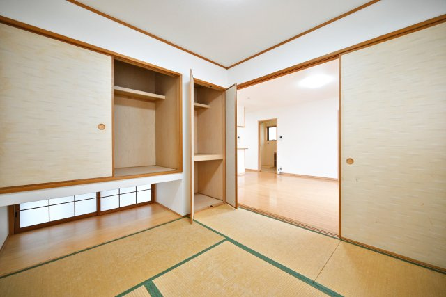 宝塚市中筋7丁目中古戸建｜4LDK+駐車1台可の和室|1階LDKリビング横に位置する和室の内観写真です。 帰宅時にちょっと寝転がりたいときや、家事の合間の休憩などの際に便利です。