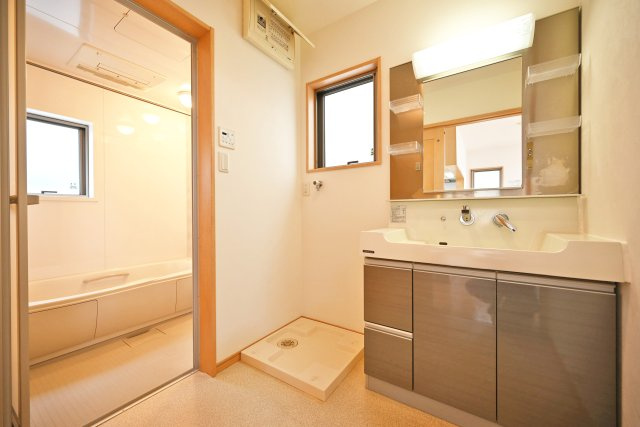 宝塚市中筋7丁目中古戸建｜4LDK+駐車1台可の独立洗面台|1階洗面台は3面鏡裏収納付きのドレッサーを採用しています。小窓も設けているため、電気乾燥機等によりこもる湿気もしっかり排出できます。
