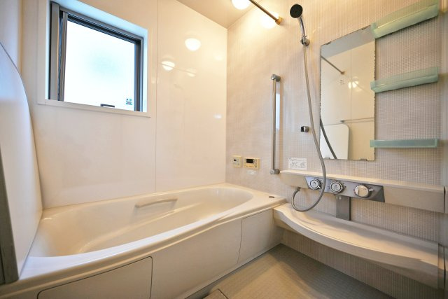 宝塚市中筋7丁目中古戸建｜4LDK+駐車1台可の浴室|1階浴室の内観写真です。 1坪超の小窓付きで広々としており、1日の疲れをしっかり癒せる空間となっております。