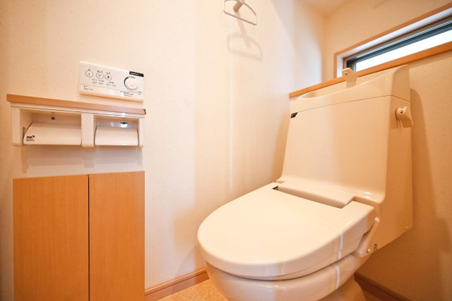 宝塚市中筋7丁目中古戸建｜4LDK+駐車1台可のトイレ|1・2階に1か所ずつウォッシュトイレを導入しています。