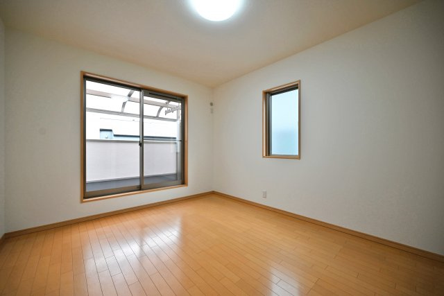 宝塚市中筋7丁目中古戸建｜4LDK+駐車1台可の洋室|2階主寝室想定に入ってすぐの内観写真です。広々約7.5帖でゆったりとした広さが確保されています。2面採光につき光を多く取り入れる事ができますので 室内大変明るい空間となっております。