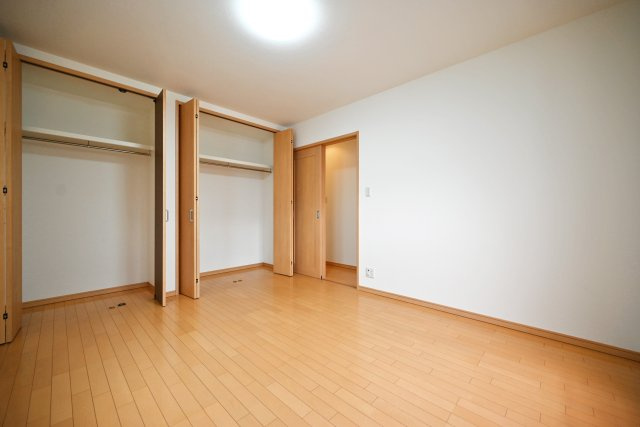 宝塚市中筋7丁目中古戸建｜4LDK+駐車1台可の洋室|-主寝室(2F)- 収納庫内には枕棚とハンガーレールを配置しています。