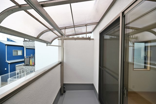 宝塚市中筋7丁目中古戸建｜4LDK+駐車1台可のバルコニー|2階主寝室に面した南面バルコニーです。物干し金具が設置されています。