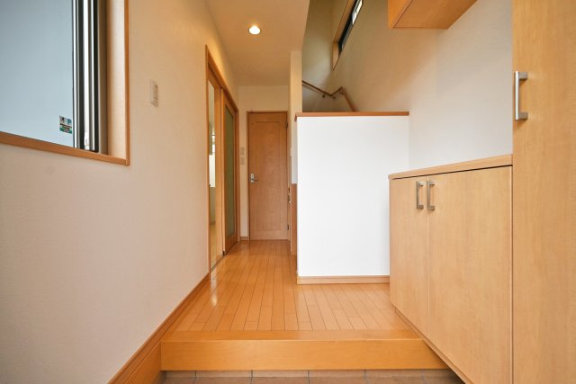 宝塚市中筋7丁目中古戸建｜4LDK+駐車1台可の玄関|1階玄関に入ってすぐの内観写真です。 玄関には天井まであるシューズボックスでご家族の靴が片付きすっきりとした玄関に◎