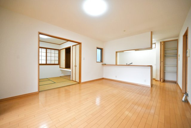 宝塚市中筋7丁目中古戸建｜4LDK+駐車1台可の居間・リビング|1階LDK入ってすぐの内観写真です。 リビングセットを置いても十分な広さが確保されています。 明るく広々としたリビングで家族団らんのひと時をお楽しみ下さい！