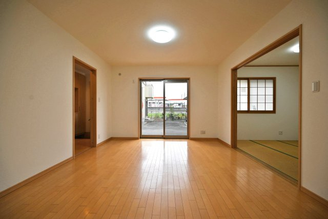 宝塚市中筋7丁目中古戸建｜4LDK+駐車1台可の居間・リビング|1階LDKをキッチン側から撮影した内観写真です。 4LDK間取り設計の為、お子様のいる世帯に必要な部屋数を備えた物件です。