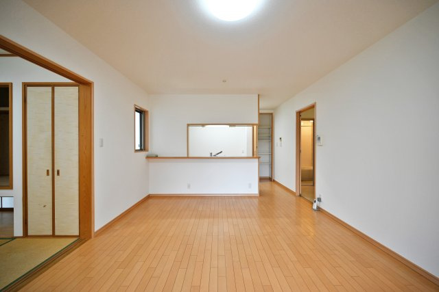 宝塚市中筋7丁目中古戸建｜4LDK+駐車1台可の居間・リビング|1階LDKをリビング側から正面に撮影した内観写真です。 奥行きがある縦長リビングなので、収納や家具の配置、インテリアコーディネートがしやすいです。