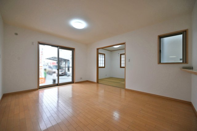 宝塚市中筋7丁目中古戸建｜4LDK+駐車1台可の居間・リビング|ナチュラルテイストな内装はどんな家具も合わせやすく、お好みのインテリアコーディネートをお楽しみいただけます。