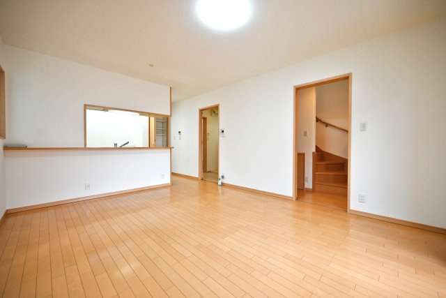 宝塚市中筋7丁目中古戸建｜4LDK+駐車1台可の居間・リビング|1階LDKの内観写真です。 家具の配置がしやすいリビングは実生活が想像しやすい形状になっています。