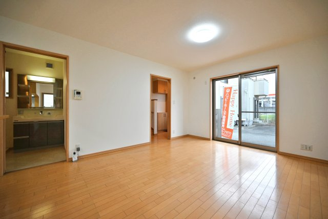 宝塚市中筋7丁目中古戸建｜4LDK+駐車1台可の居間・リビング|1階LDK内観写真です。 対面式キッチンで家族同士のつながりを感じやすい設計を基調としています。