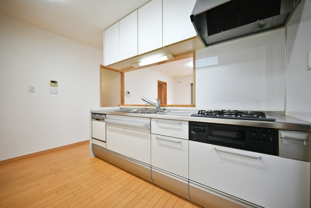 宝塚市中筋7丁目中古戸建｜4LDK+駐車1台可のキッチン|1階キッチン奥側から撮影した内観写真です。 機能性充実対面式キッチン。3口コンロと魚焼きグリルがあるのでお料理の幅が広がります。