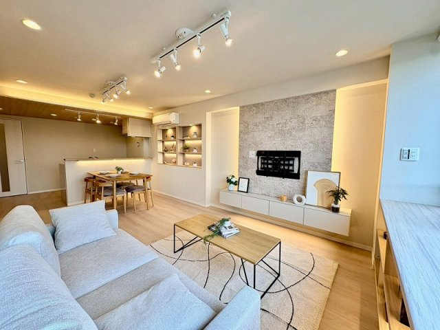 落合南長崎パークハウスの居間・リビング|16.0帖のリビングダイニングキッチンは南向きで暖かい日差しが降りそそぎます 床暖房も完備されており、寒い季節も足元から暖めてくれます