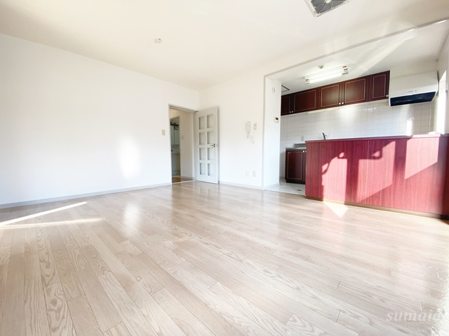 ENOUマンションの居間・リビング|フローリングの状態も良好☆