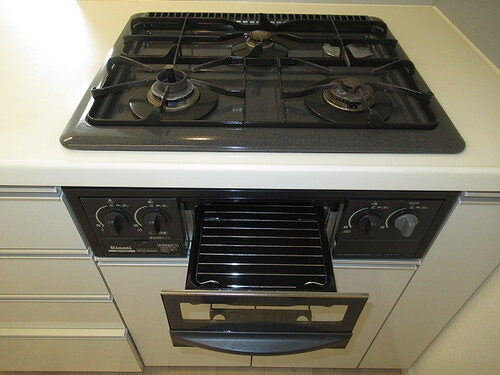 グランド・ガーラ代田橋のキッチン|グリル付き３口ガスコンロ　前回募集時撮影2021年5月
