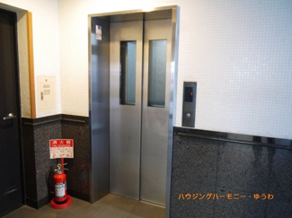 【その他共用部分】 | 階段移動の手間を省く現代の必需設備です。