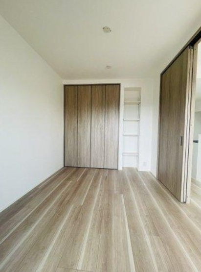 【洋室】 | ローズアべニュー西巣鴨 | 贅沢といえるほどの豊かな居住性と、プライドを満たすクオリティが見事に調和した住空間。リビングも広く設け、訪れる人々を暖かく迎えてくれます。