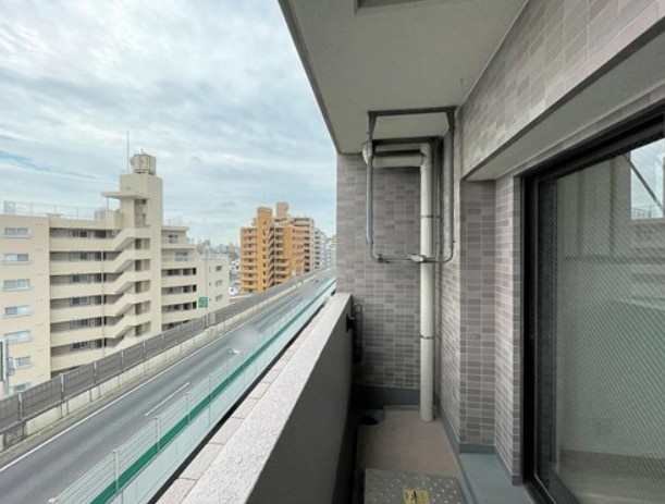 【バルコニー】 | ローズアべニュー西巣鴨 | お部屋にも爽やかな風と暖かく柔らかな日差しが差し込み、毎日の暮らしを豊かに彩ります。