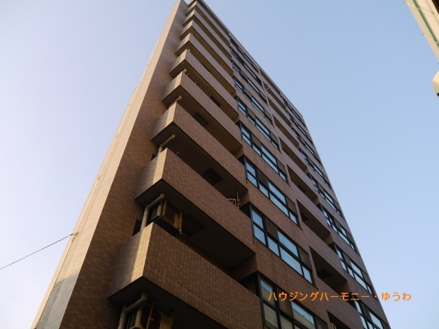 【外観】 | ローズアべニュー西巣鴨 | 陽光浴びる外観がシンプルな外観をより際立たせ、人々の記憶に存在感を植え付けます。