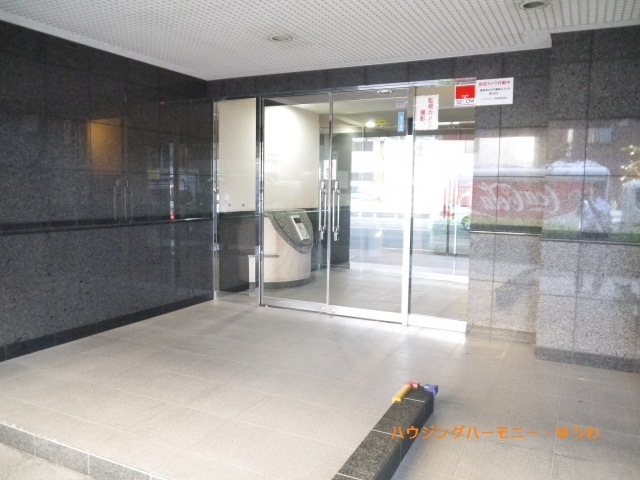 【その他共用部分】 | ローズアべニュー西巣鴨 | 大理石張りの重厚感あるエントランスはバリアフリー仕様です。