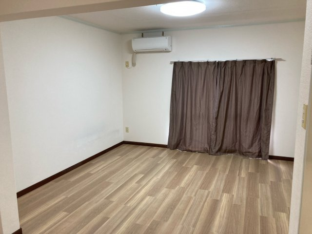 ライジングハラダの洋室|明るい洋室です