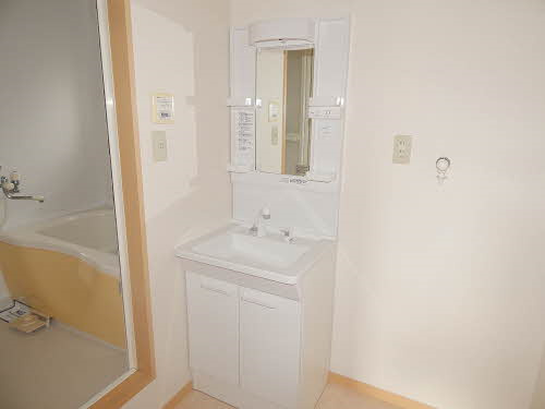 レシデンシア小森野　Ｆ棟の洗面所|明るい洗面所です