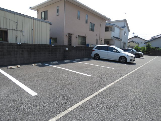 ルネスフルーレの駐車場