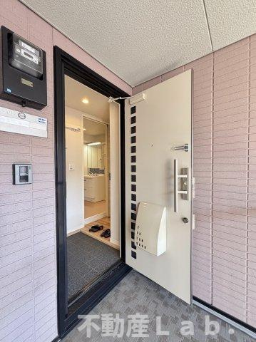 モダニティ八分字　B棟のエントランス