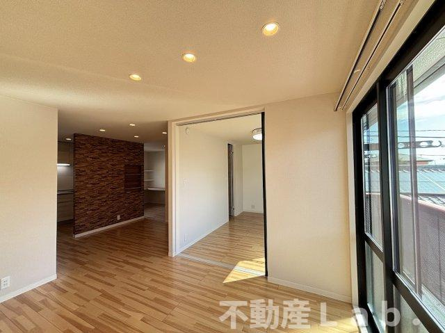 モダニティ八分字　B棟の居間・リビング