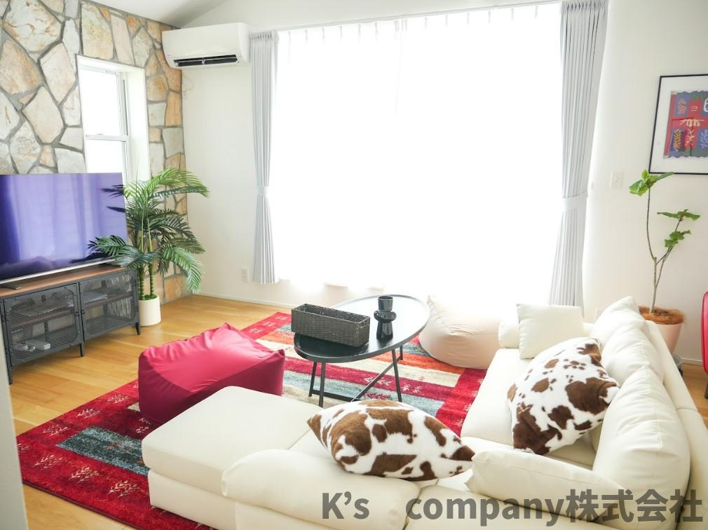 茅ヶ崎市浜竹4丁目　中古戸建の居間・リビング|広い窓から明るい日差しが差し込む、温かみのあるリビングスペース◇